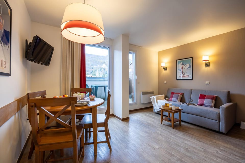 Communal lounge/ TV room, TV and multimedia, Food and drinks, Seating area, Dining area