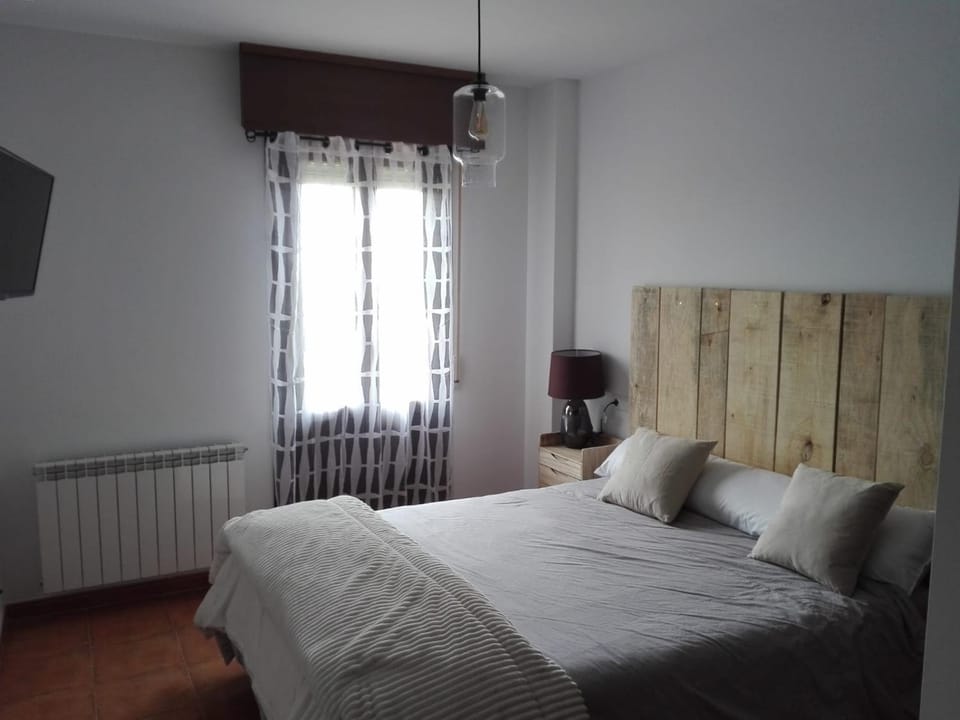 Bed, TV and multimedia, Photo of the whole room