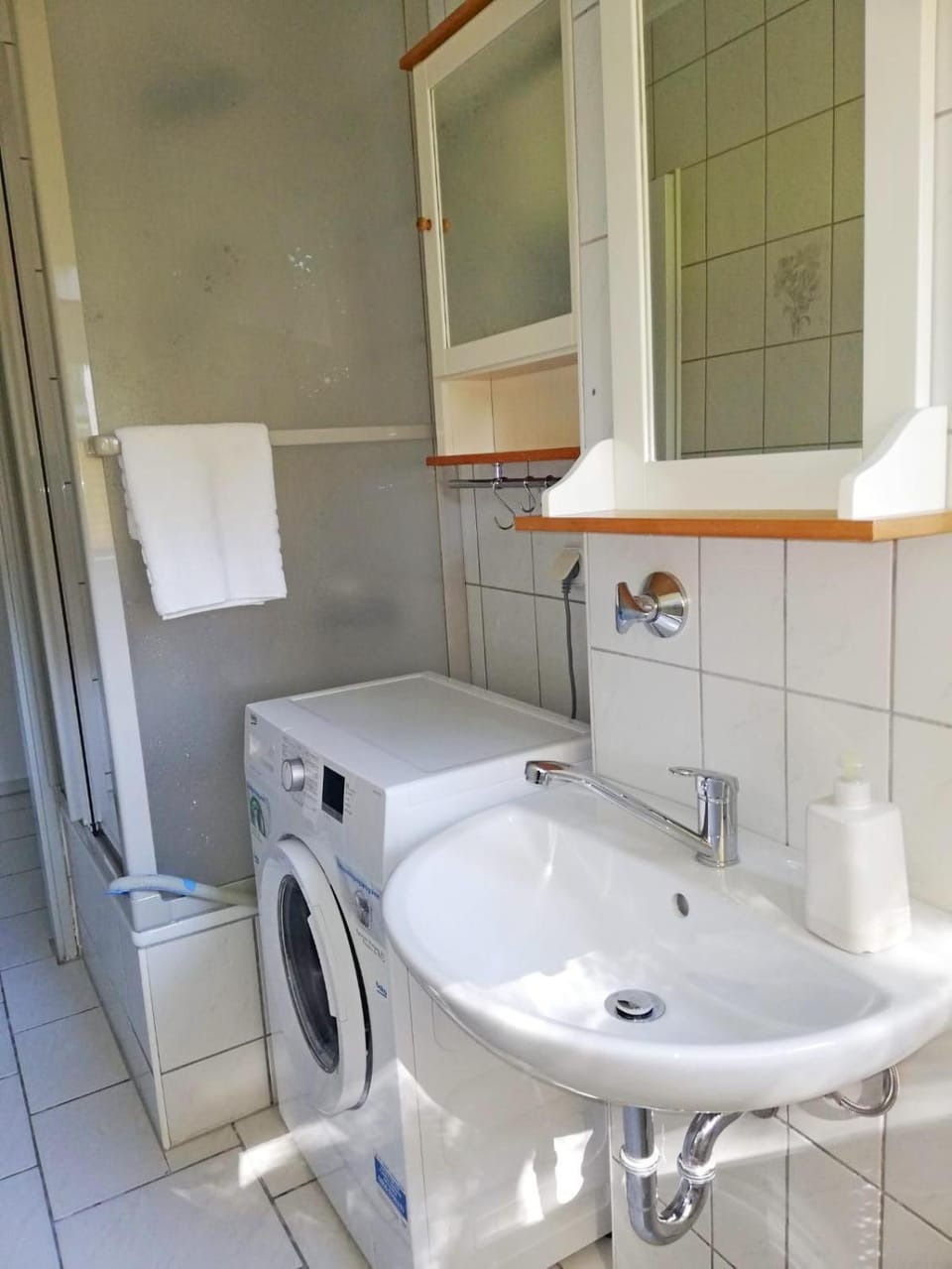 Toilet, Bathroom, towels, washing machine