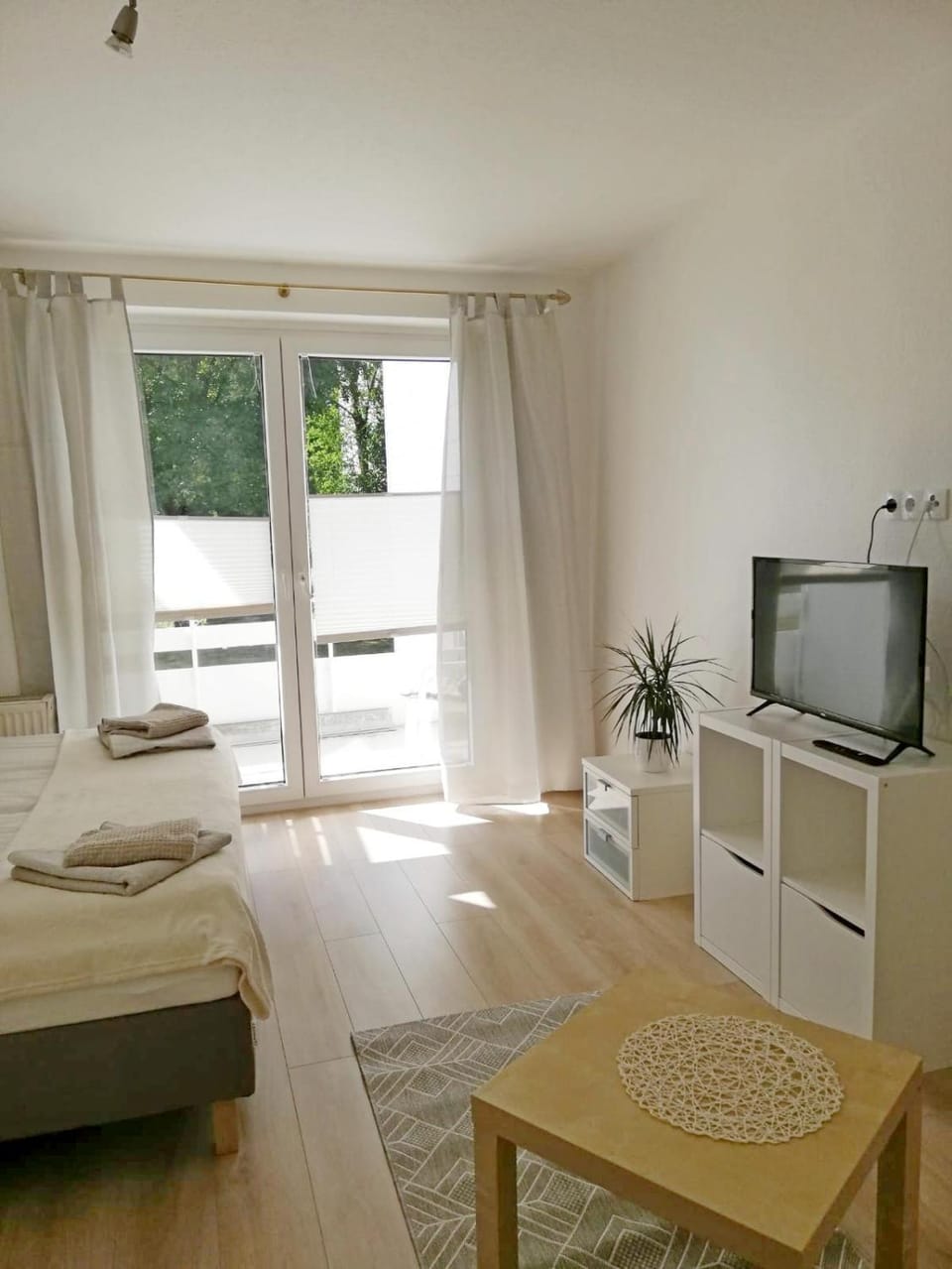 Bed, TV and multimedia, Photo of the whole room, Seating area, Bedroom