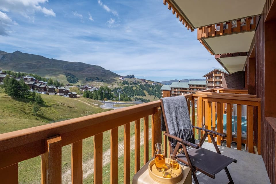 Patio, Nearby landmark, Day, Natural landscape, View (from property/room), Balcony/Terrace, Living room, Seating area, Dining area, Mountain view, Sea view