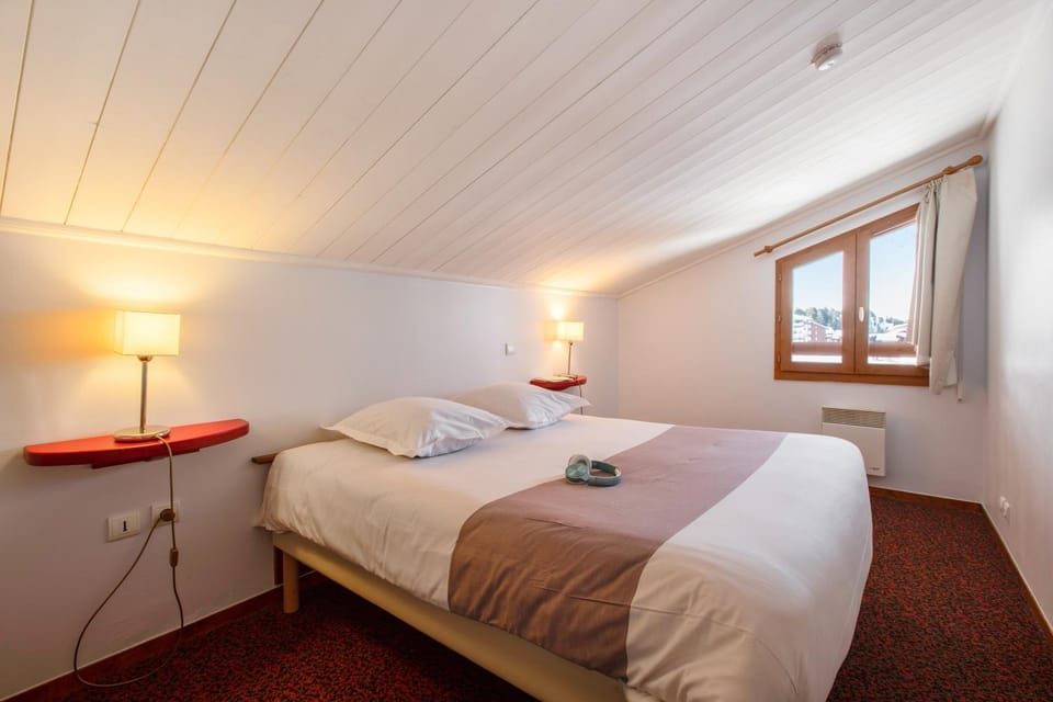 Bed, Photo of the whole room, Bedroom, Mountain view