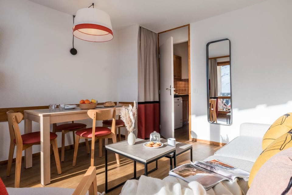 Living room, Food and drinks, Seating area, Dining area, Food