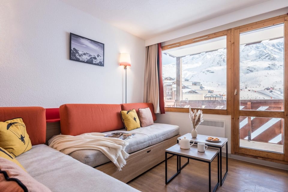 Bed, Natural landscape, TV and multimedia, View (from property/room), Balcony/Terrace, Living room, Seating area, Mountain view