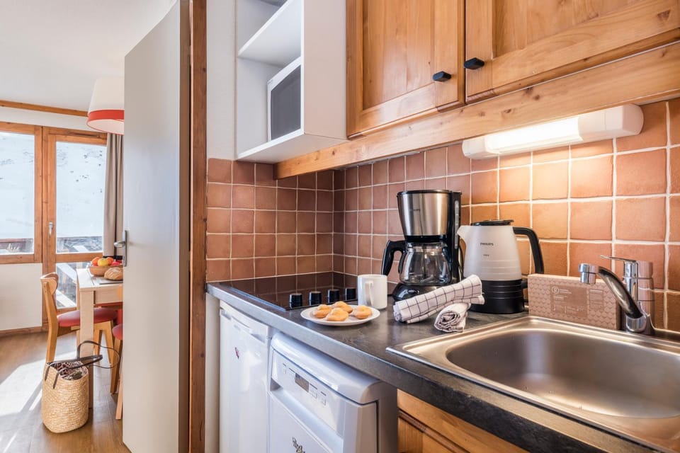 Coffee/tea facilities, Kitchen or kitchenette, Dining area, dishwasher, stove, toaster