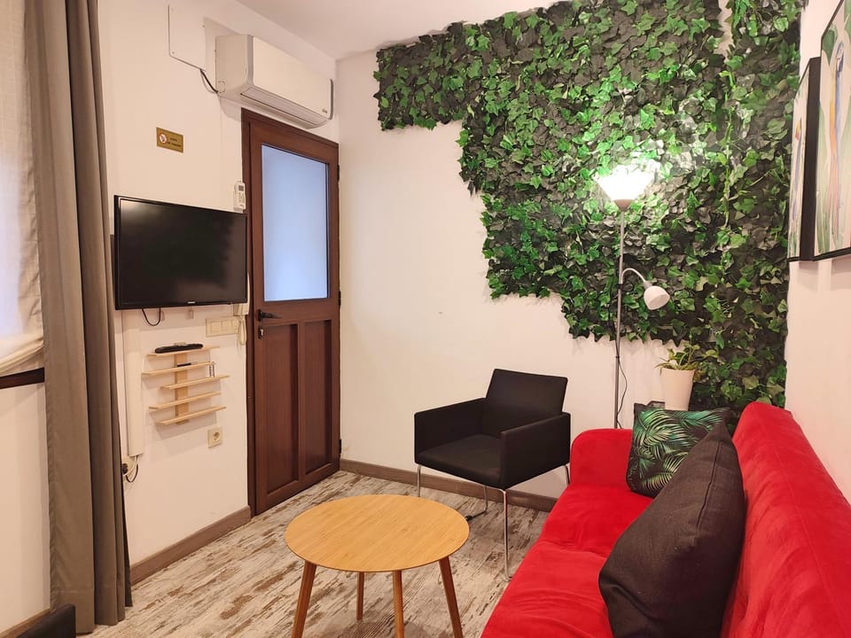 Communal lounge/ TV room, TV and multimedia, Living room, Seating area
