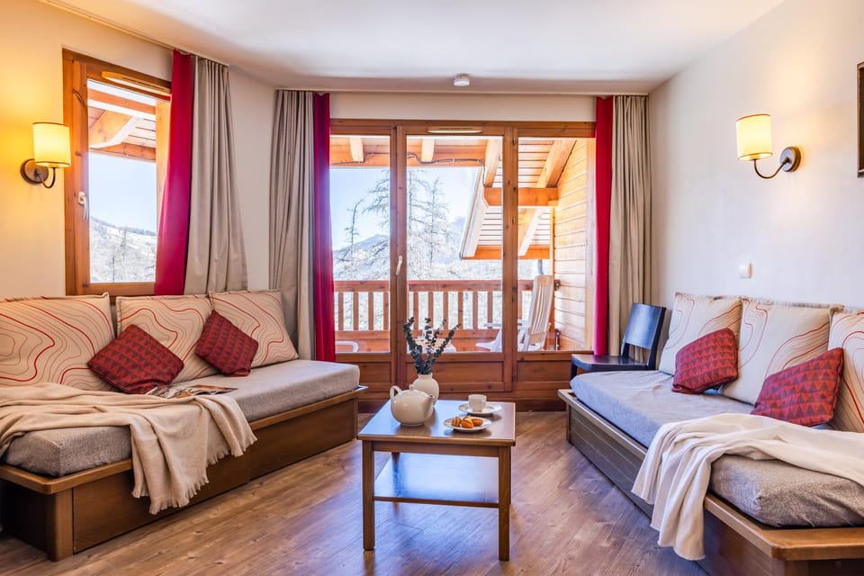 Bed, Living room, Photo of the whole room, Seating area, Bedroom