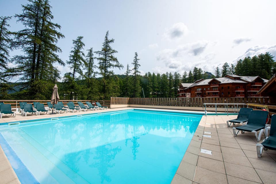 Day, Natural landscape, Pool view, Swimming pool, sunbed