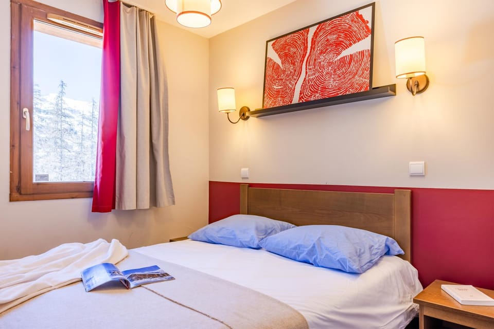 Bed, TV and multimedia, Photo of the whole room, Bedroom, towels