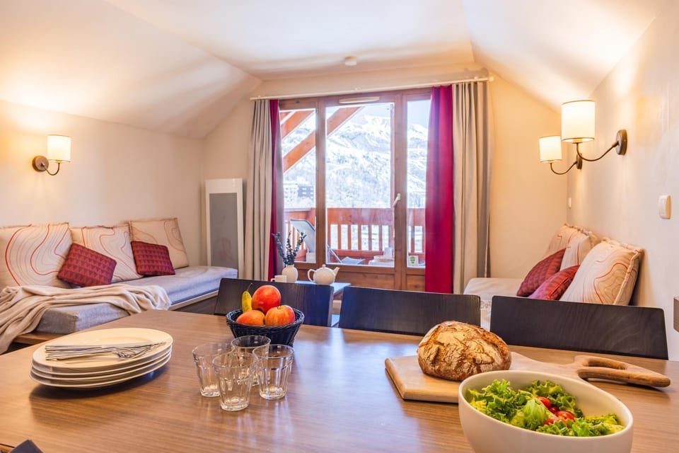 Living room, Food and drinks, Seating area, Dining area, Food