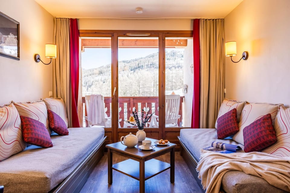 Natural landscape, Living room, Seating area, Dining area, Mountain view