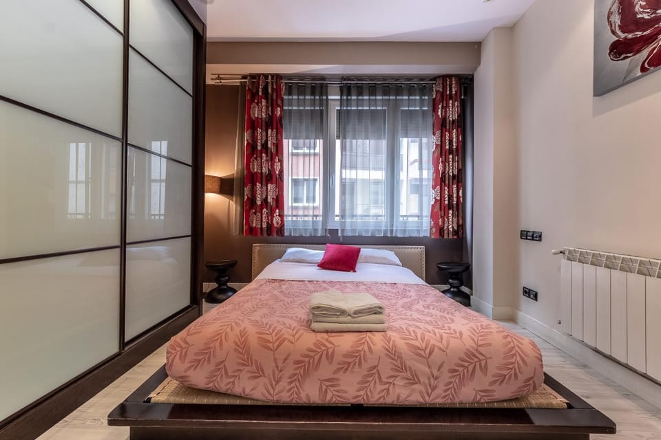 Hot Tub, Bedroom, heating, towels, wardrobe