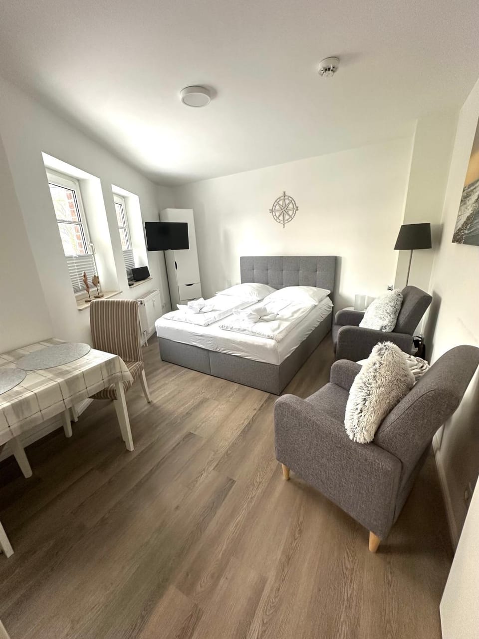 Bed, TV and multimedia, Seating area