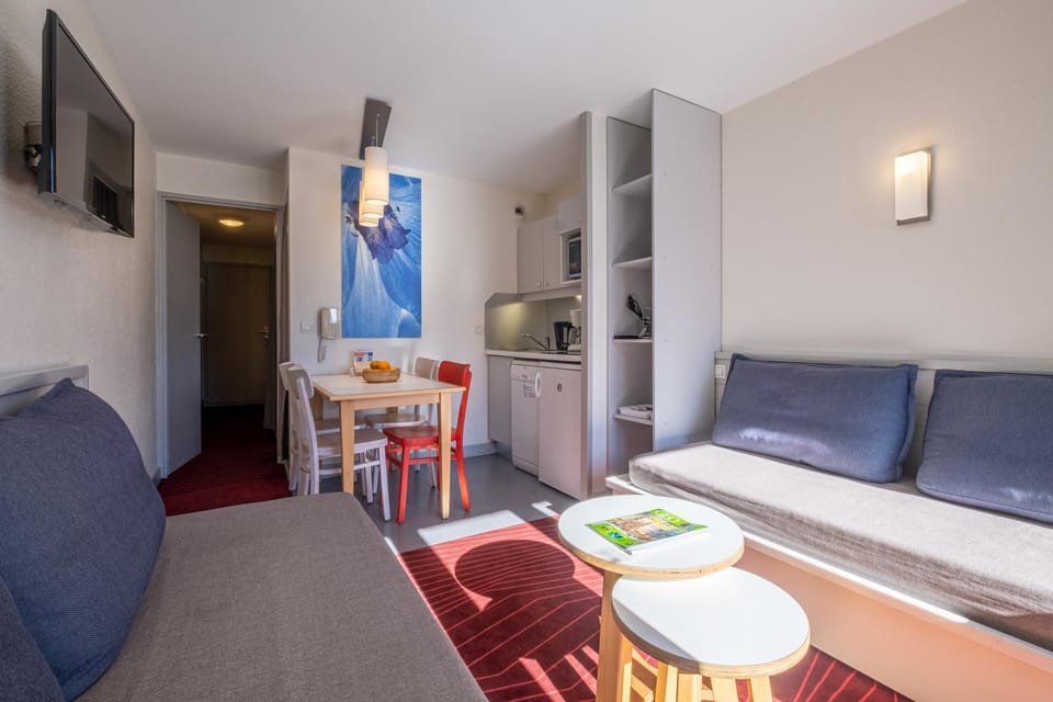 Communal lounge/ TV room, Bed, TV and multimedia, Kitchen or kitchenette, Living room, Photo of the whole room, Seating area, Dining area, Evening entertainment, Bedroom, minibar, oven