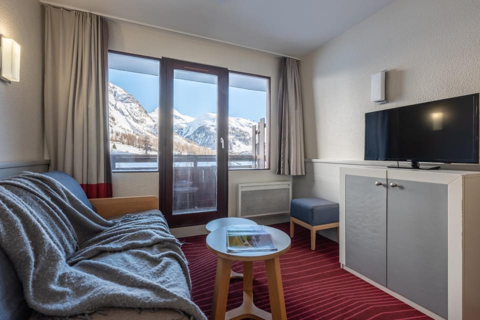 Natural landscape, TV and multimedia, Kitchen or kitchenette, Living room, Seating area, Dining area, Mountain view