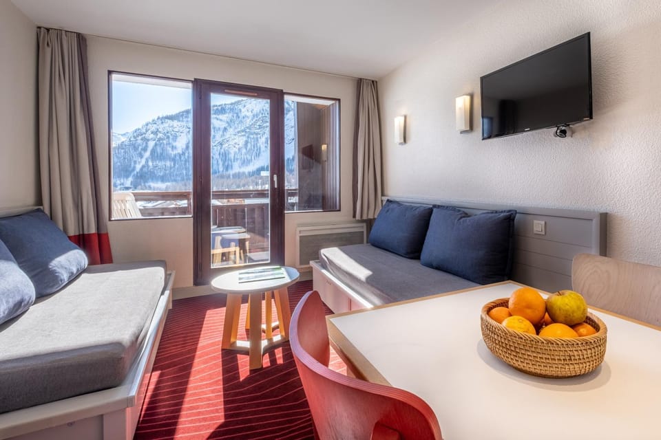 Communal lounge/ TV room, Bed, Natural landscape, TV and multimedia, Living room, Food and drinks, Photo of the whole room, Seating area, Dining area, Evening entertainment, Bedroom, Food, Mountain view