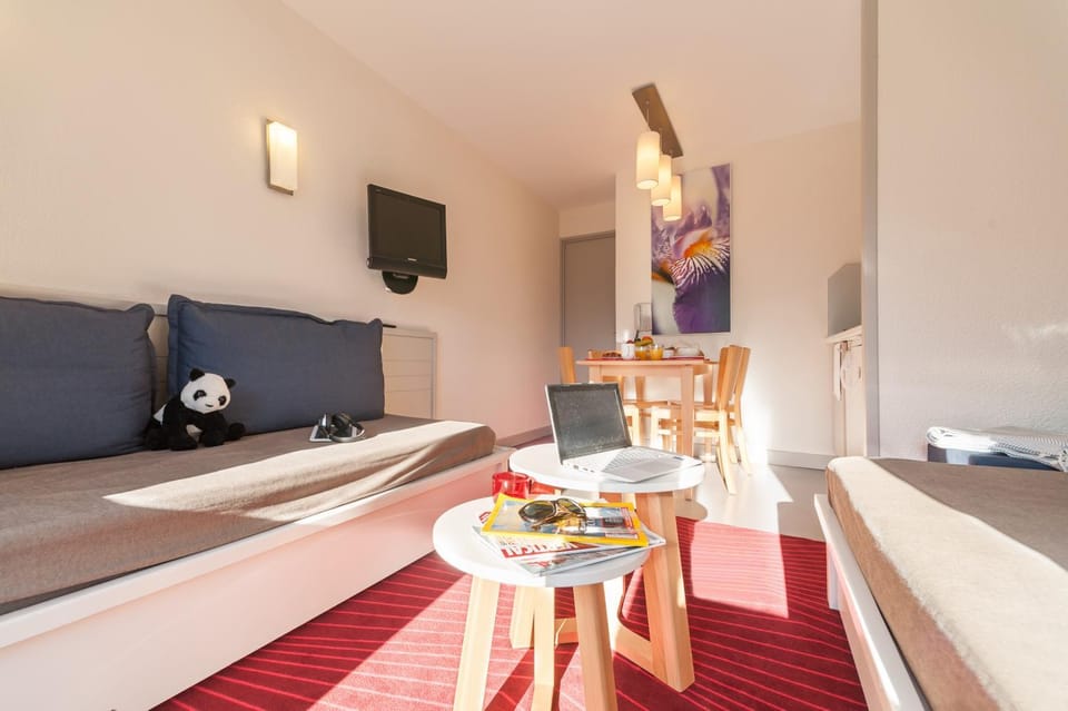 Communal lounge/ TV room, Bed, TV and multimedia, Living room, Food and drinks, Photo of the whole room, Seating area, Dining area, Evening entertainment, Bedroom, Food