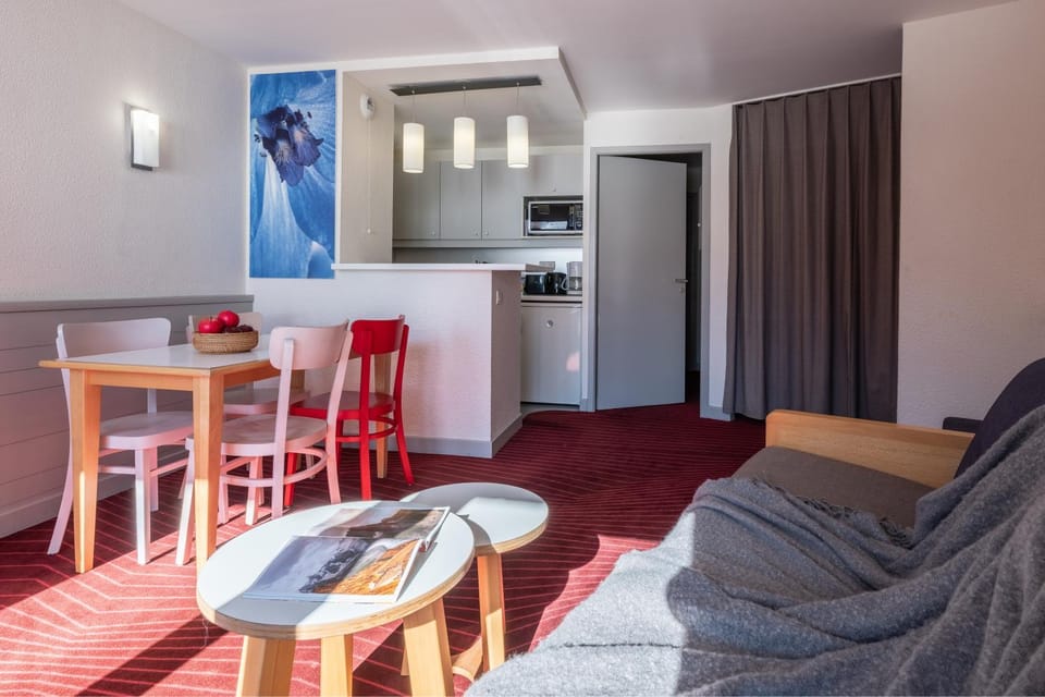 Kitchen or kitchenette, Living room, Seating area, Dining area, stove