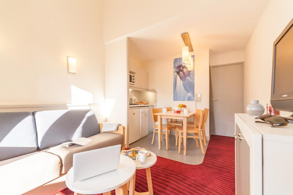 Kitchen or kitchenette, Living room, Seating area, Dining area