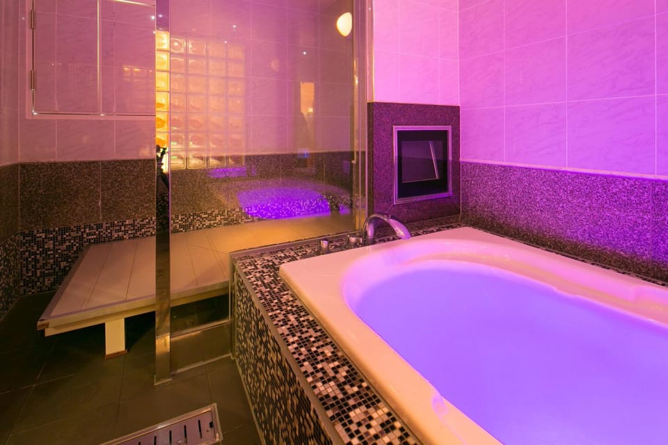 Hot Tub, Bathroom