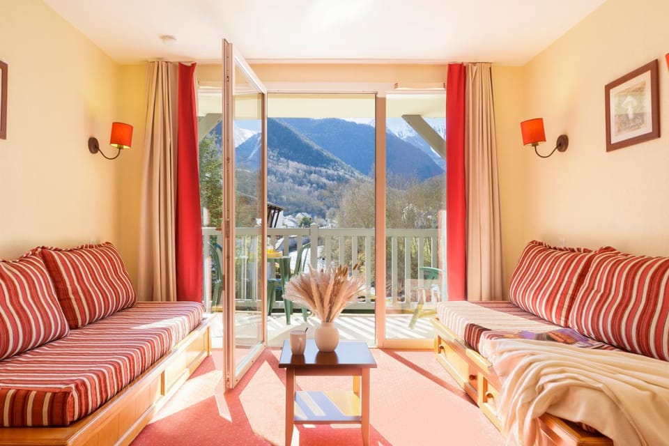 Day, Natural landscape, Living room, Seating area, Mountain view