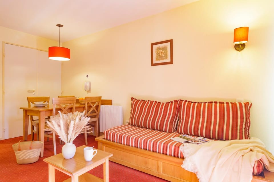 Bed, Living room, Photo of the whole room, Seating area, Dining area, Bedroom