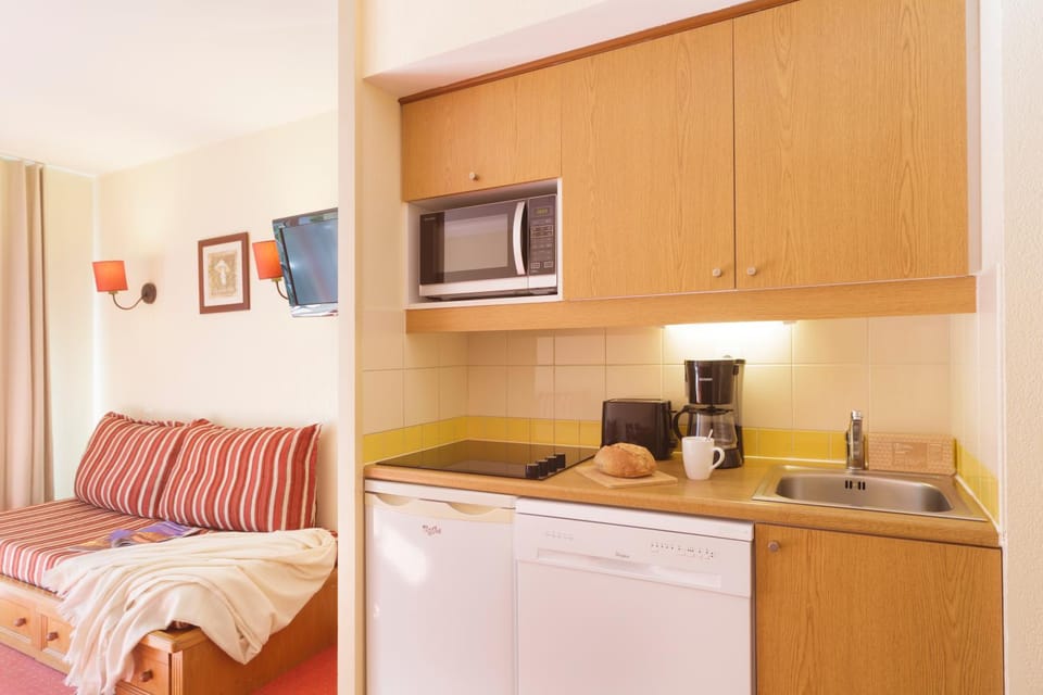 Bed, TV and multimedia, Kitchen or kitchenette, Photo of the whole room, Bedroom, stove