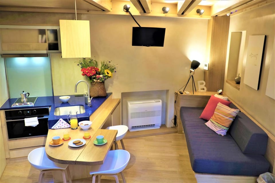 Bed, TV and multimedia, Coffee/tea facilities, Kitchen or kitchenette, Living room, Seating area, Dining area, bunk bed, minibar