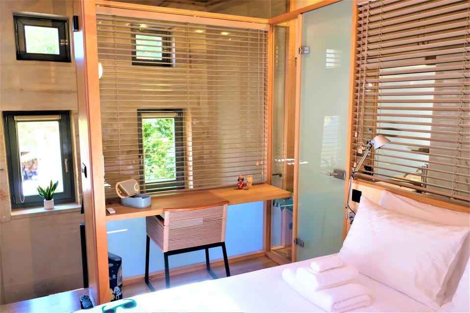 Shower, Property building, Bed, Bathroom, TV and multimedia, Balcony/Terrace, Balcony/Terrace, Photo of the whole room, Bedroom