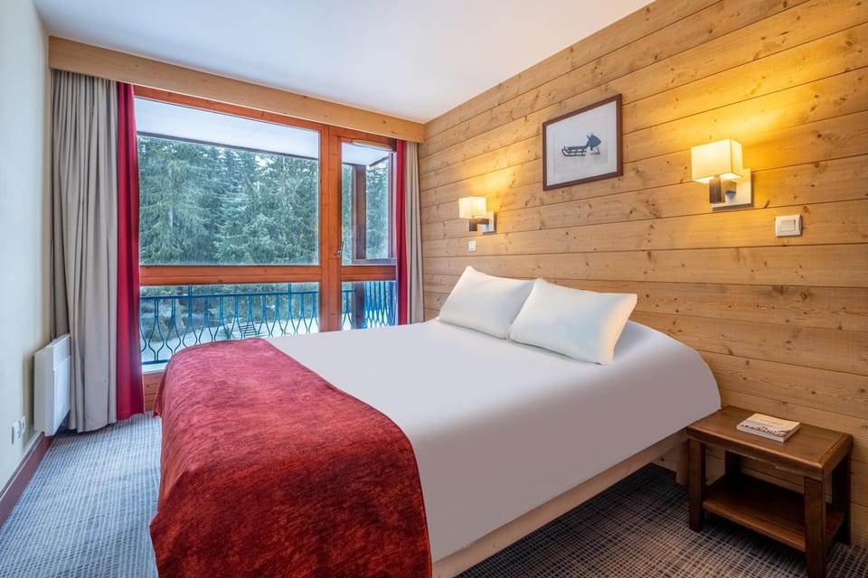 Bed, Day, Natural landscape, Photo of the whole room, Bedroom