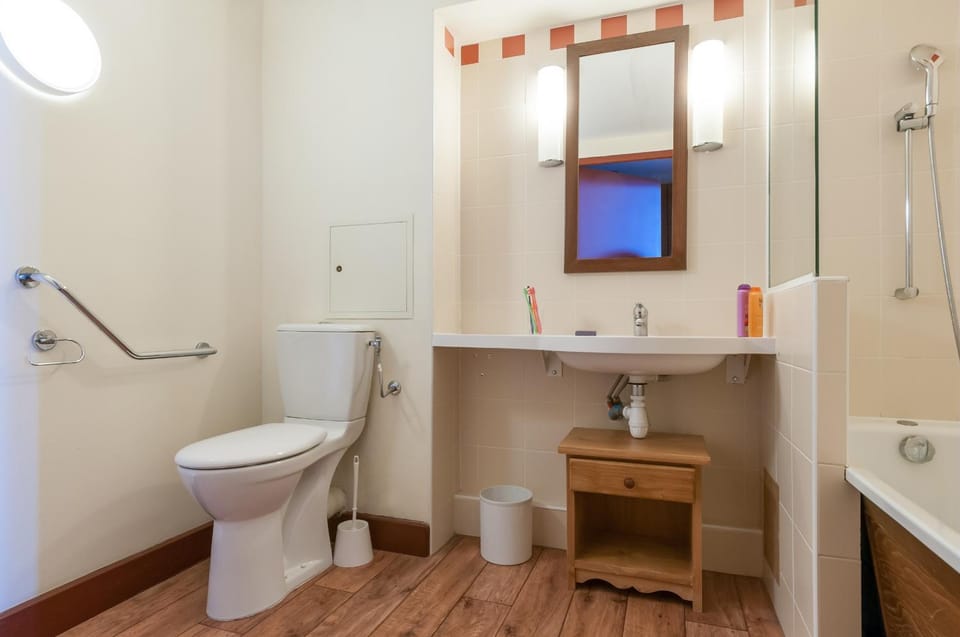 Toilet, Bathroom, towels