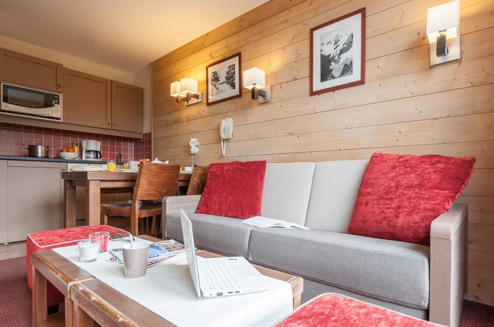 Kitchen or kitchenette, Living room, Seating area, Dining area, minibar, stove