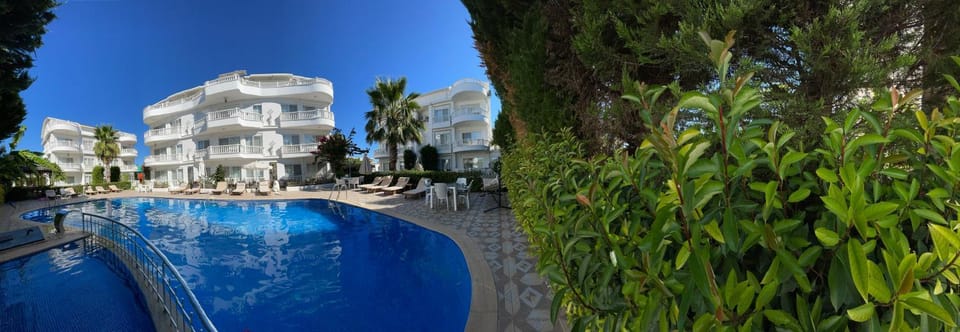 Property building, Garden view, Pool view, Swimming pool