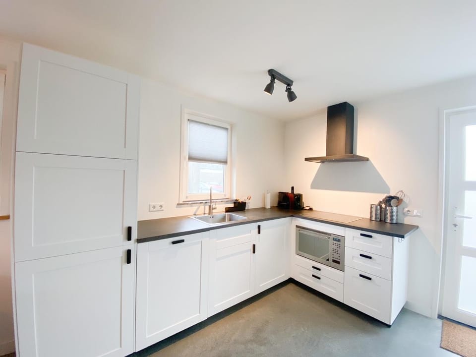 Kitchen or kitchenette, dishwasher, stove
