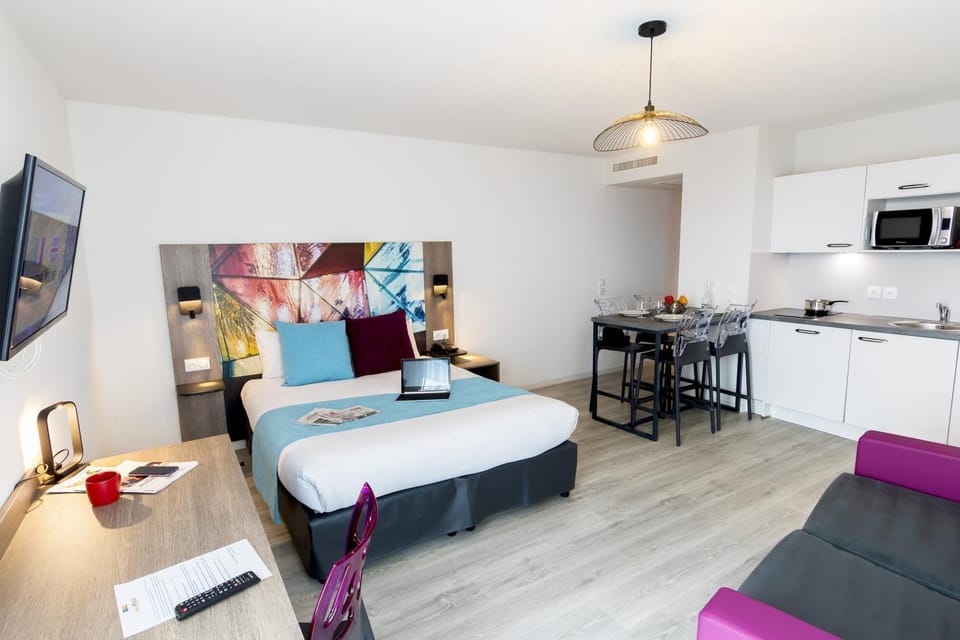 Bed, Kitchen or kitchenette, Bedroom