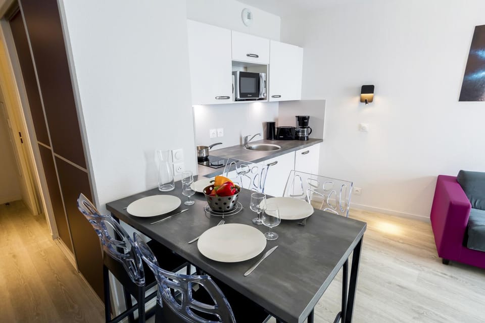 Coffee/tea facilities, Kitchen or kitchenette, Dining area, minibar