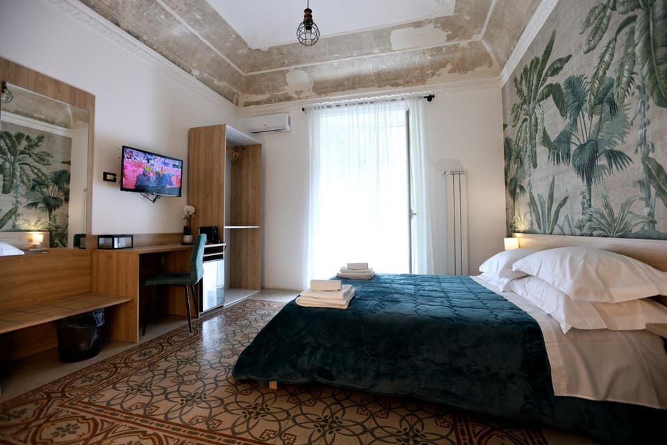 Bed, TV and multimedia, Photo of the whole room, Bedroom