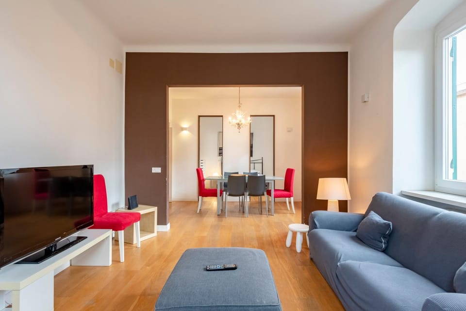 TV and multimedia, Living room, Seating area, Dining area