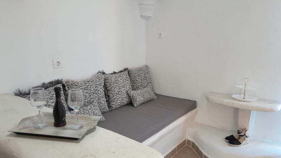 Photo of the whole room, Seating area