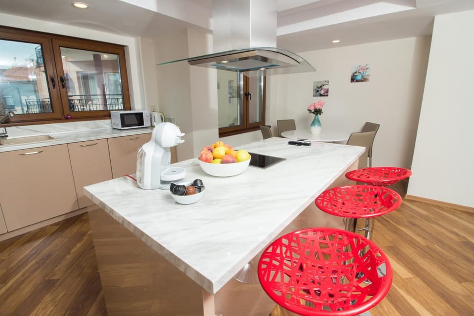 Food and drinks, Dining area, Food