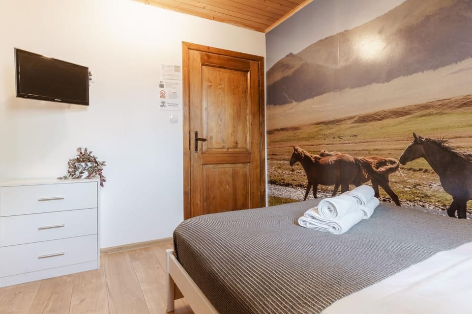 Bed, TV and multimedia, Photo of the whole room, Bedroom, towels