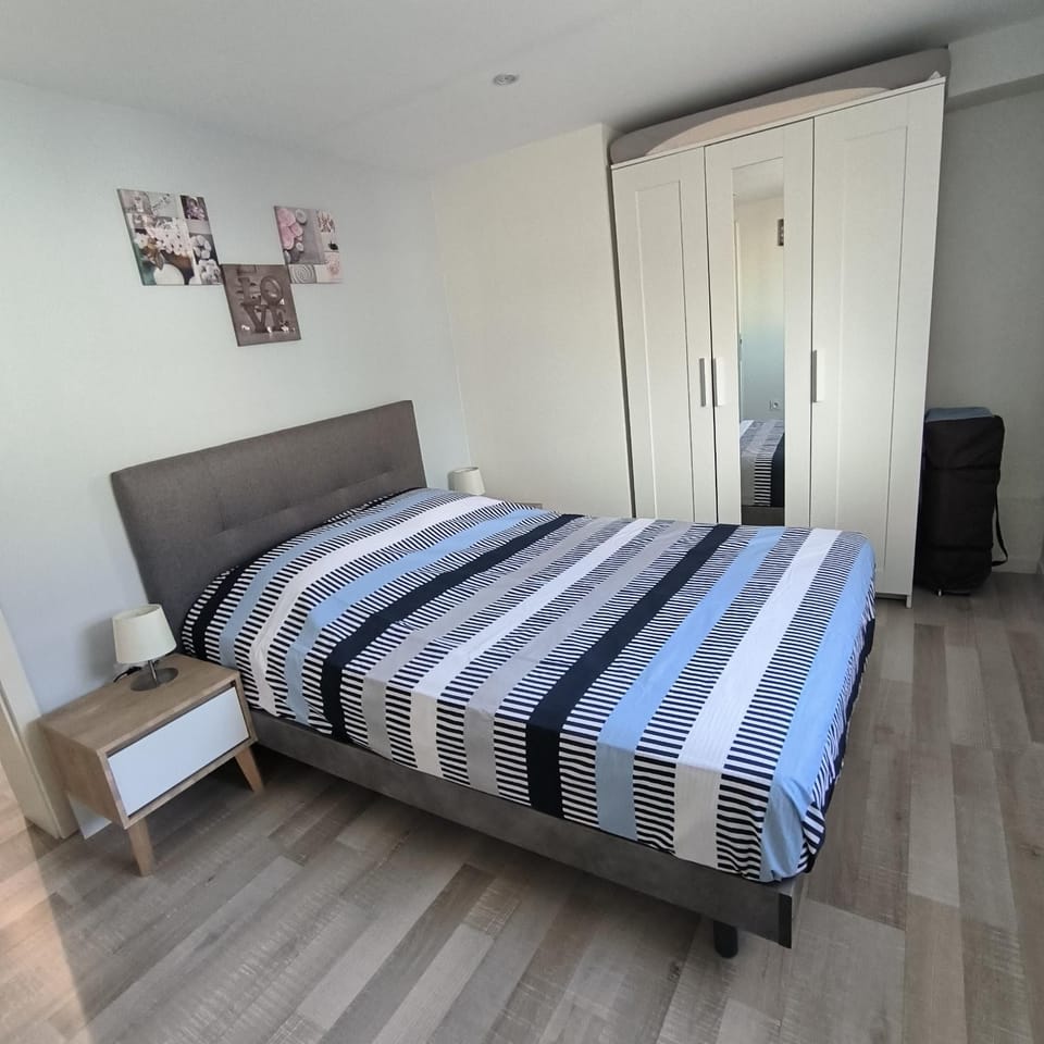 Bed, Photo of the whole room, Bedroom, wardrobe