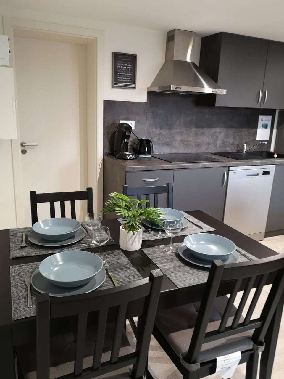 Coffee/tea facilities, Kitchen or kitchenette, Dining area