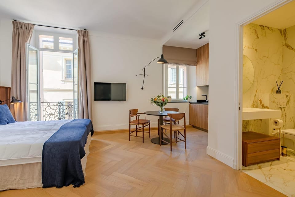 Kitchen or kitchenette, Living room, Photo of the whole room, Seating area, Dining area, Bedroom