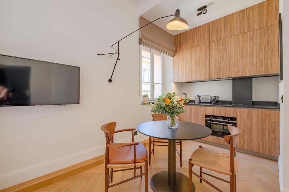 TV and multimedia, Kitchen or kitchenette, Dining area, oven, stove