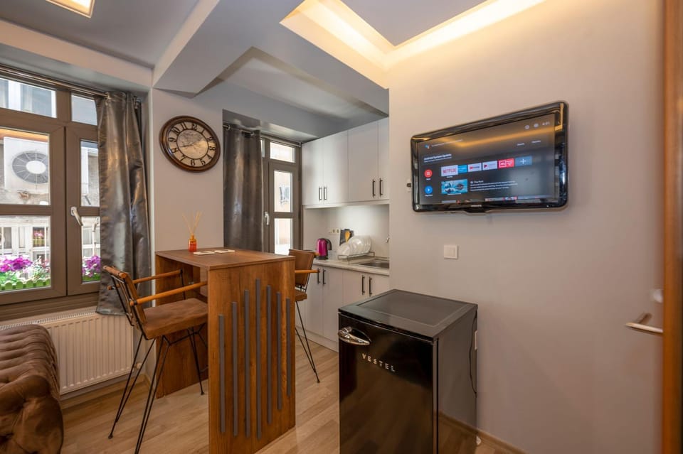 TV and multimedia, Kitchen or kitchenette, Living room, Seating area, kitchen