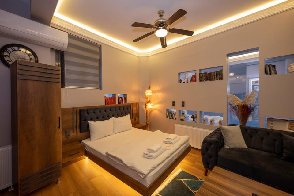 Bed, Seating area