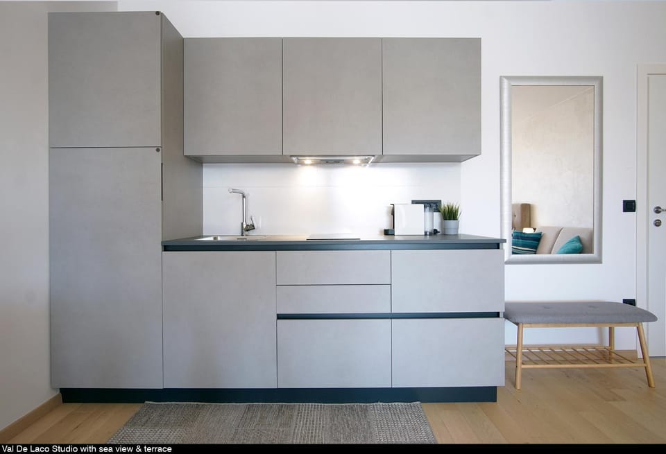 Coffee/tea facilities, Kitchen or kitchenette, minibar, stove