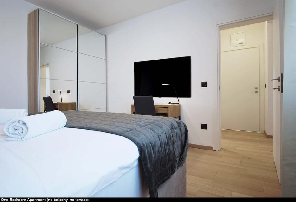 Bed, TV and multimedia, Bedroom, wardrobe