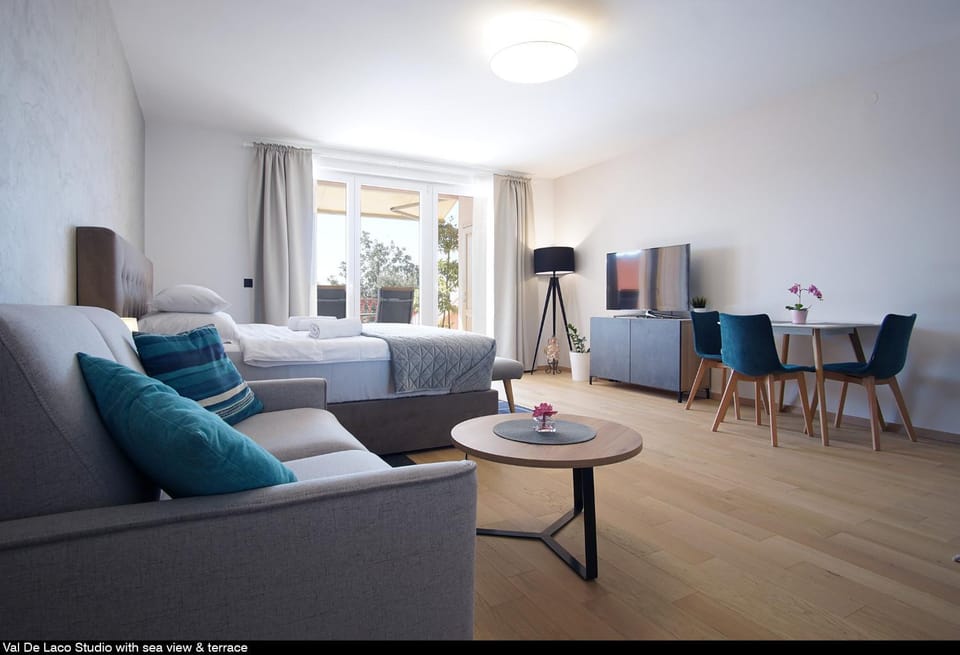 Bed, Living room, Photo of the whole room, Seating area